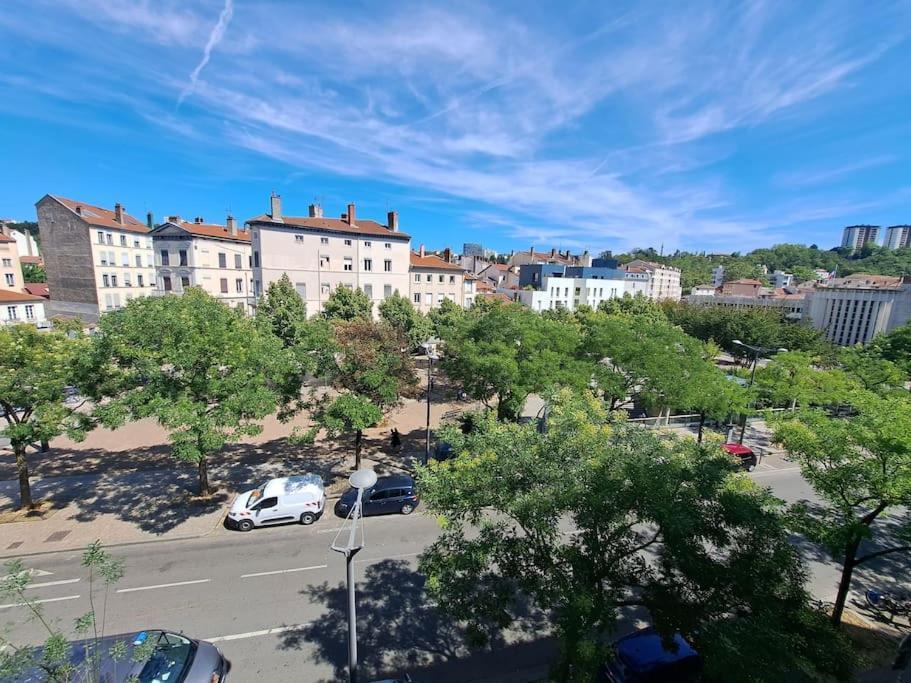 Le Valmy: Appartement Lumineux Au Pied Du Metro Lyon Dış mekan fotoğraf