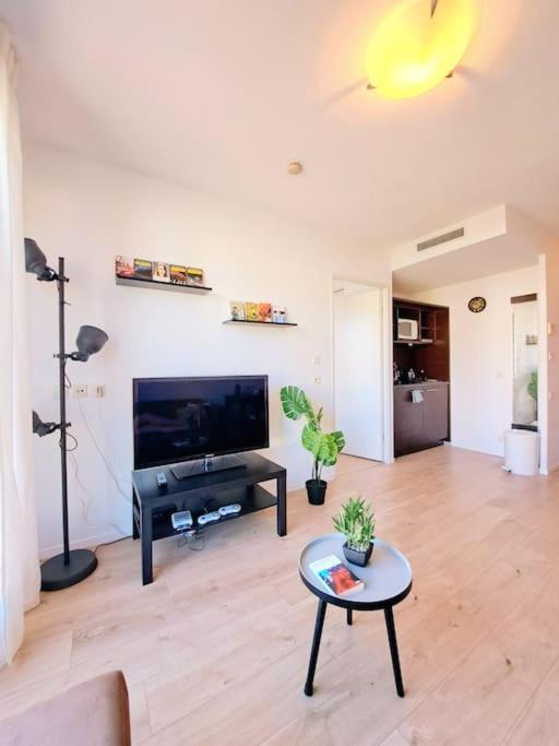 Le Valmy: Appartement Lumineux Au Pied Du Metro Lyon Dış mekan fotoğraf