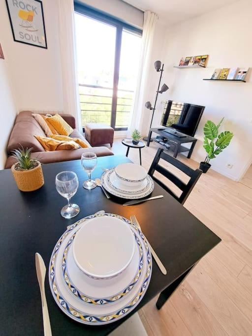 Le Valmy: Appartement Lumineux Au Pied Du Metro Lyon Dış mekan fotoğraf