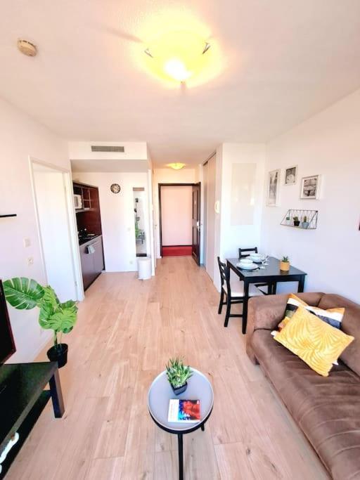 Le Valmy: Appartement Lumineux Au Pied Du Metro Lyon Dış mekan fotoğraf